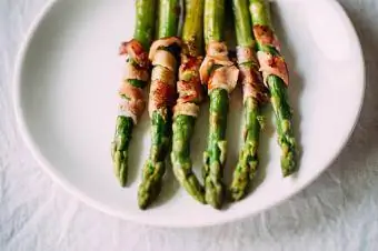 Bacon-amefungwa Asparagus