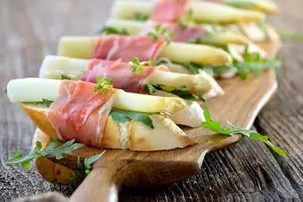 Valge spargel Crostini