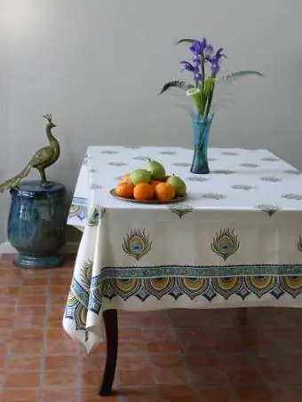 Toalha de mesa elegante com estampa de pena de pavão marfim