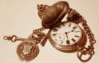 Antigo relógio de bolso com chave