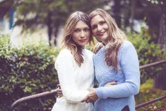 Retrato al aire libre de una madre y su hija.