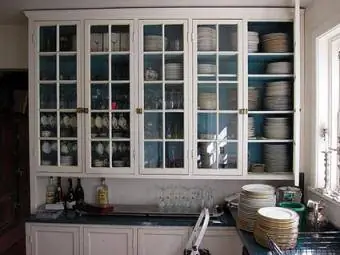 Mur bleu dans les armoires de cuisine