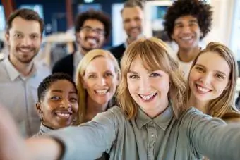 Gli operai sorridenti si fanno selfie