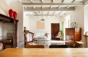 Obývací pokoj s bílými trámy