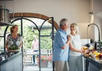 Idosos entretendo convidados na grande cozinha