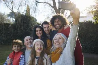 Familje e lumtur shumë brezash duke bërë një portret selfie