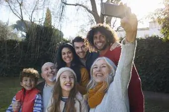 Mutlu çok kuşaklı aile selfie portresi çekiyor