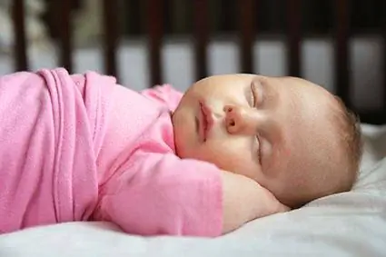 5 حيل لجعل طفلك ينام