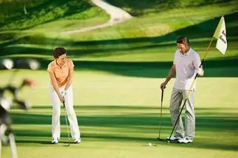 Chơi golf tại giải đấu