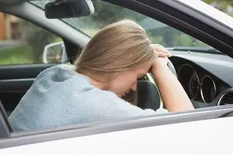 Donna addormentata sul volante