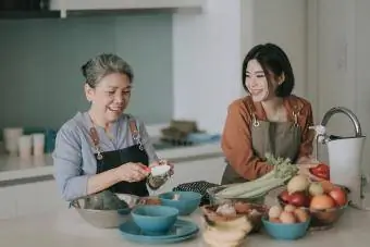 Babae at ang kanyang ina na naghahanda ng mga pagkain sa pagluluto