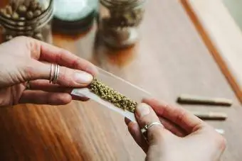 Hände machen Cannabis-Joint