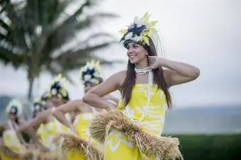 Ballerini hawaiani tradizionali che si esibiscono al luau