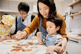 Japanische Familie bereitet Abendessen zu