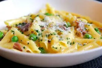 pasta carbonara dengan kacang hijau