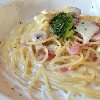 Spaghetti Carbonara dengan brokoli dan cendawan