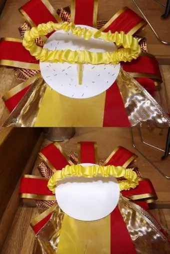 Memasang garter.