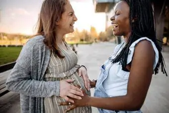 Nejlepší přítel se dotýká břicha těhotné ženy