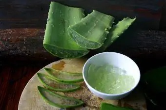 Aloe vera pada latar belakang kayu