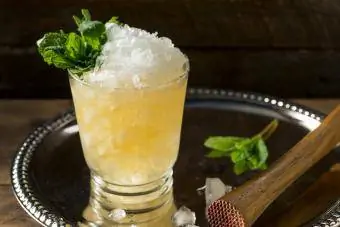 Mint julep Op de rotsen; over ijs gegoten