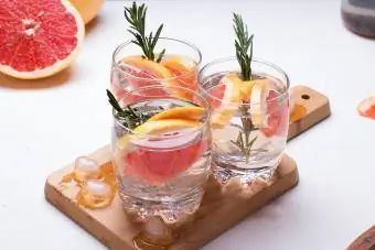A Colony Cocktail gint, grapefruitlevet és maraschino likőrt igényel