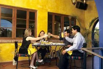 Pereți galbeni în restaurantul mexican