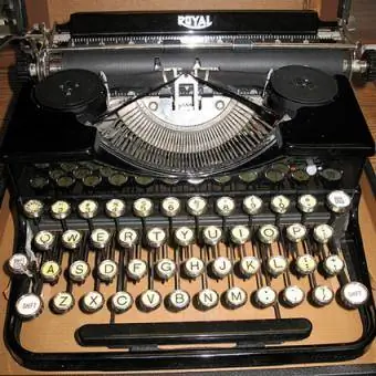 1932 الآلة الكاتبة المحمولة الملكية