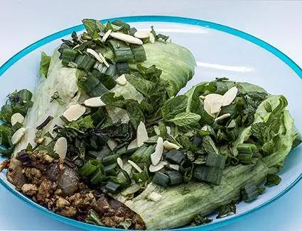 3 vegānu salātu iesaiņojuma receptes, kas piepildītas ar garšu