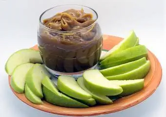 Llesques de poma amb salsa de caramel