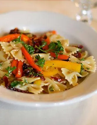 Salada de macarrão ensolarada