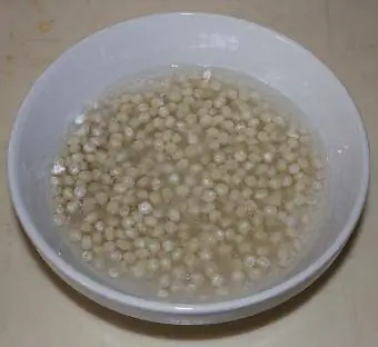 bază de gumă, sirop de porumb, acid citric și glicerină într-un bol de ceramică pentru microunde