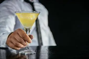 Martini com gotas de limão
