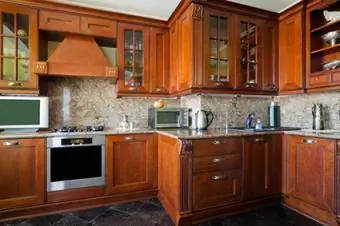 Ξύλινα ντουλάπια κουζίνας με γυάλινες προσόψεις