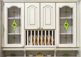Белые ретро-шкафы с витражными дверцами