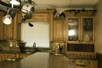 کابینت آشپزخانه چوبی با درب شیشه ای دانه دار