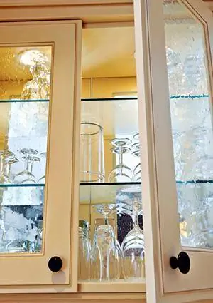 Virtuves skapis ar tekstūras stikla fasādēm