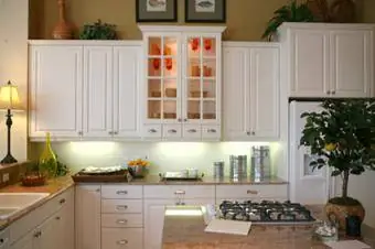 Бяло осветени стъклени кухненски шкафове