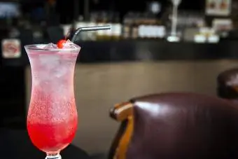 Singapore Sling cocktail med et kirsebær på toppen