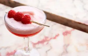 Cocktail ya Klabu ya Pink Clover yenye Povu Nyeupe ya Yai