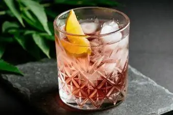 Glas alkoholisk cocktail med grenadine og absint og is
