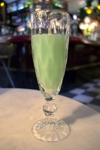 Segelas koktel absinthe