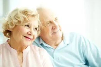 Heureux couple de personnes âgées