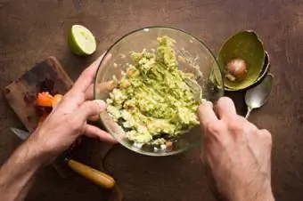 Amassar legumes para fazer guacamole