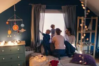 Porodica sa dvoje djece, astronomska dekoracija spavaće sobe