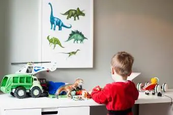 Garçon jouant avec des jouets dans sa chambre