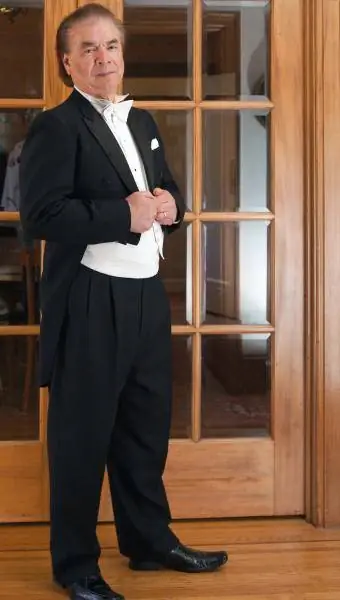 Starejši moški, oblečen v smoking z belo kravato