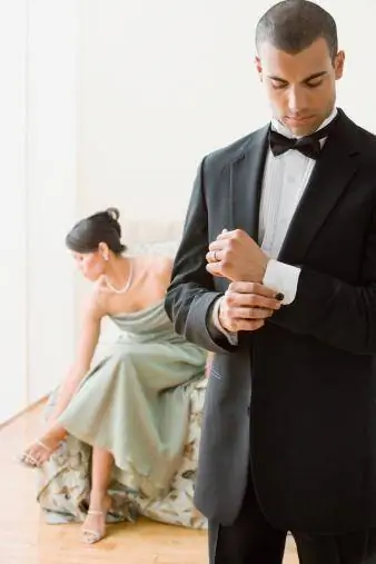 moški in ženska v formalnih oblačilih