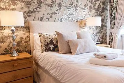 11 советов по планировке мебели для маленькой спальни, позволяющей экономить место