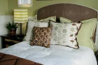 dizajn dhe ngjyra delikate e dhomës së gjumit pyjor