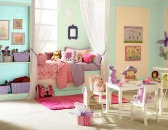 красочная детская комната